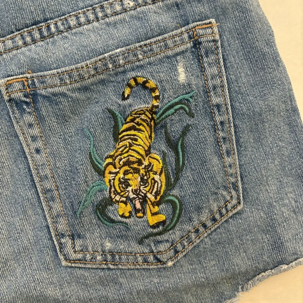 Embroidered Shorts 🐅 - Picture 4 of 6